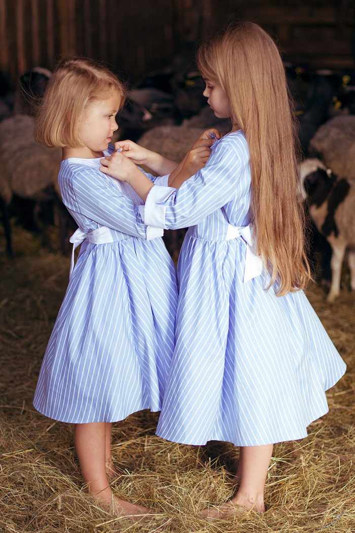 две девочки в красивых платьях