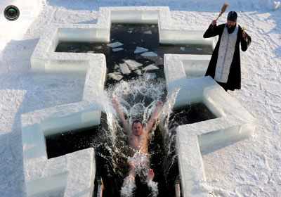 купание в проруби на крещение женщине