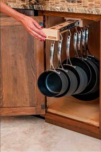 идея как навести порядок на маленькой кухне: хранение сковородок