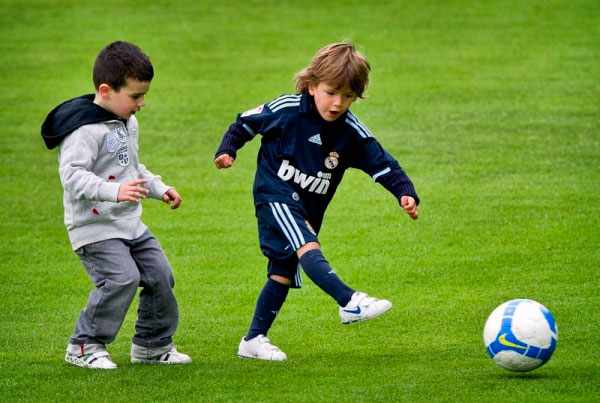 мальчики играют в футбол