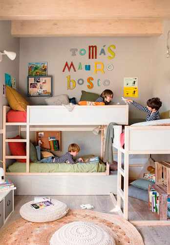 кровати из икея в детской комнате для трех детей