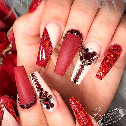красные ногти формы балерина дизайн с камнями