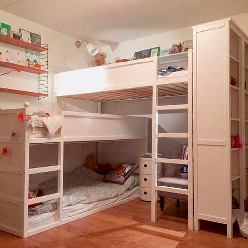 три кровати в детской комнате
