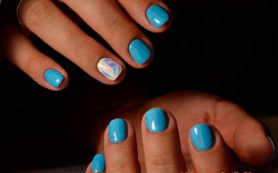 маникюр битое стекло на голубых ногтях