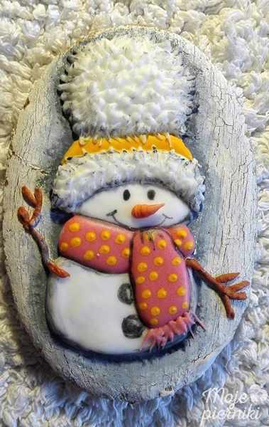 снеговик на новогоднем печенье