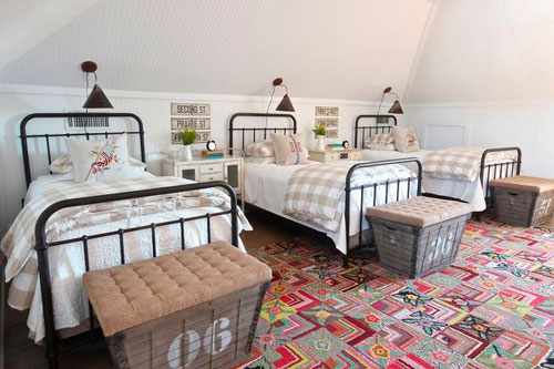 линейное расположение кроватей в спальне для троих детей