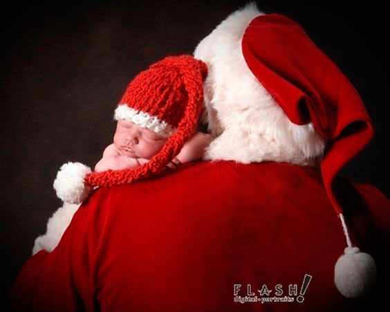 малыш на плече у Деда Мороза