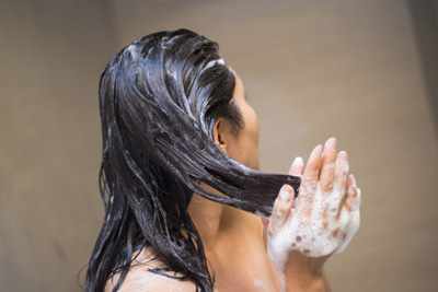 как правильно мыть волосы, чтобы их укрепить