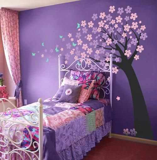 одна стена выкрашенна в яркий фиолетовый оттенок в детской комнате