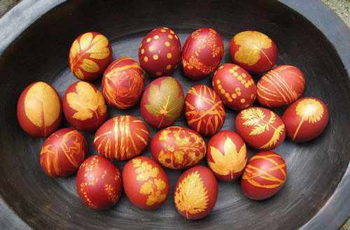 оригинально красим яйца на Пасху с помощью луковой шелухи и листьев