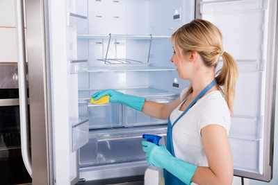 Как избавиться от неприятного запаха в холодильнике народные методы