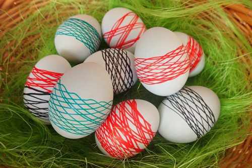 Как красить яйца на Пасху с помощью ниток 2