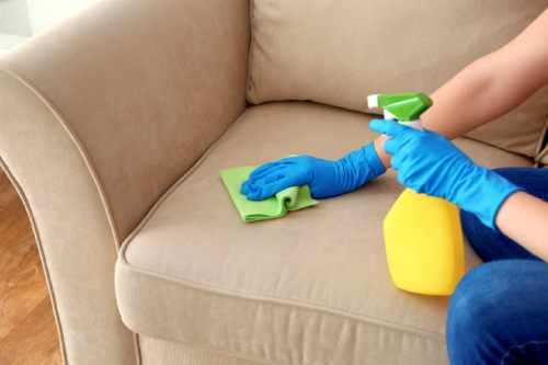 чистим мягкую мебель дома