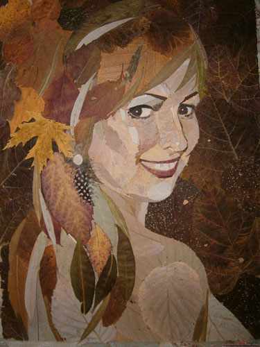 Картина девушки из сухих листьев