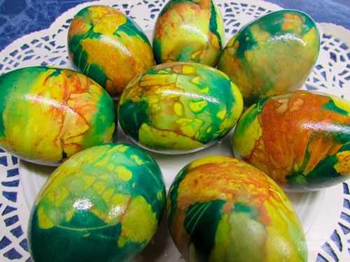 покрасить яйца зеленкой и луковой шелухой