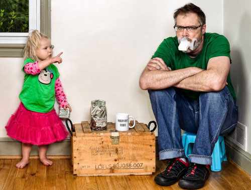 папа и дочь пьют чай