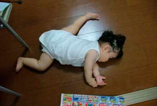 ребёнок уснул на полу