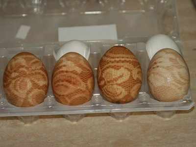 Покрасить яйца с помощью луковой шелухи и кружев 4