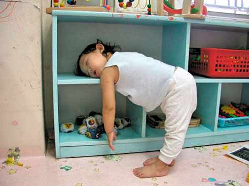 ребёнок уснул у шкафа