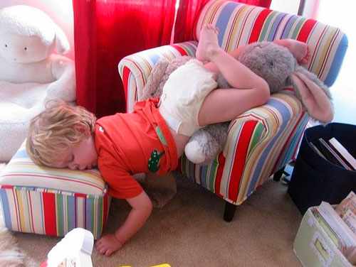 ребенок уснул на кресле