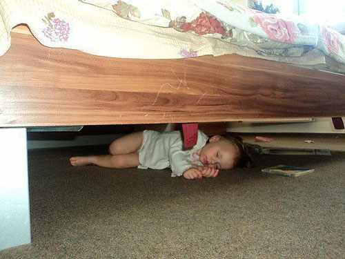 ребёнок уснул под кроватью