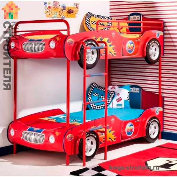 двухъэтажная кровать машина в детской комнате для двух мальчиков