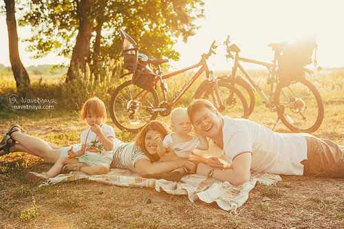идея семейной фотосессии на велосипедах