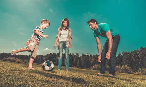 семейная фотоссесия: игры с мячом