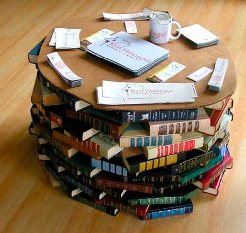 Что можно сделать своими руками в домашних условиях: журнальный стол из книг