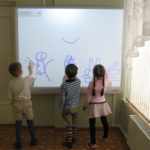 Дети рисуют на интерактивной доске
