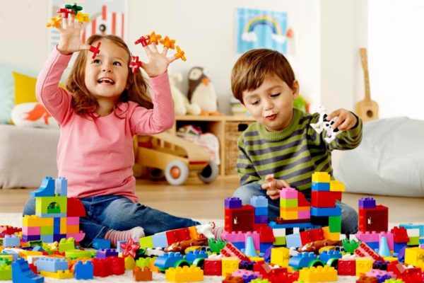 Девочка и мальчик играют с крупным конструктором