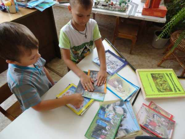 Два мальчика увлечены игрой «Назови православный праздник»