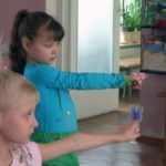 Девочки смотрят на бабочек, надетых на палец (предметы-ориентиры)