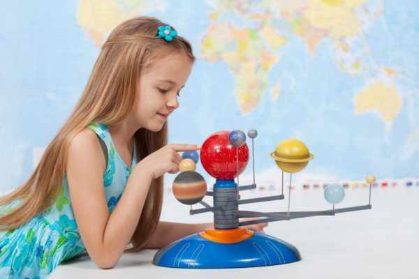 Девочка и макет Солнечной системы
