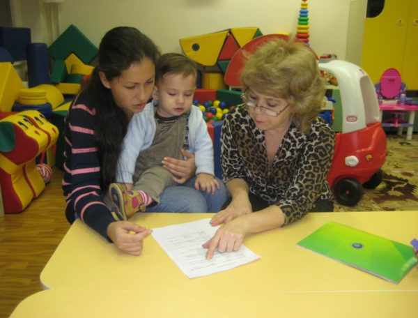 Социальный педагог консультирует маму с ребёнком