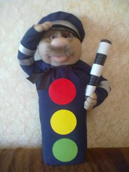Игрушечный светофор в виде куклы полицейского в фуражке