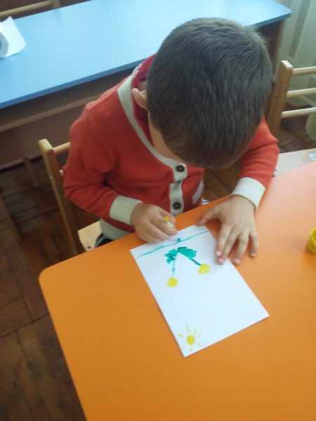 Мальчик рисует ватной палочкой