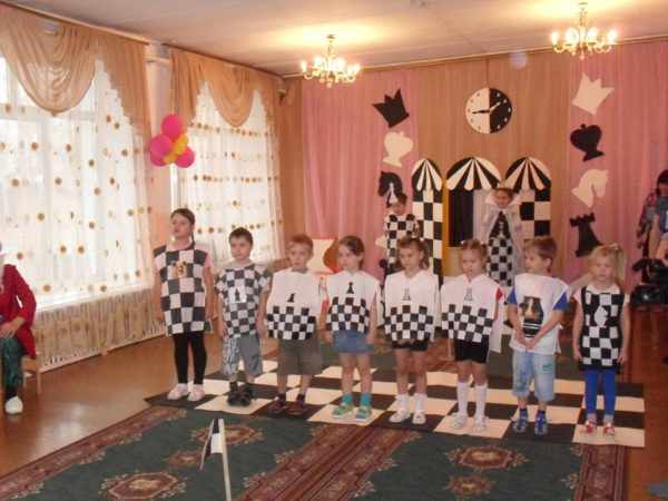 Дошкольники в костюмах шахматных фигур