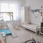 Детская спальня по Монтессори со спортивным уголоком