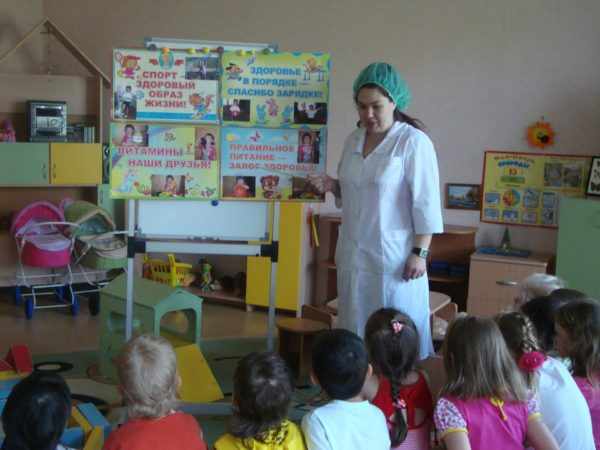 Дети слушают выступление медсестры в ДОУ