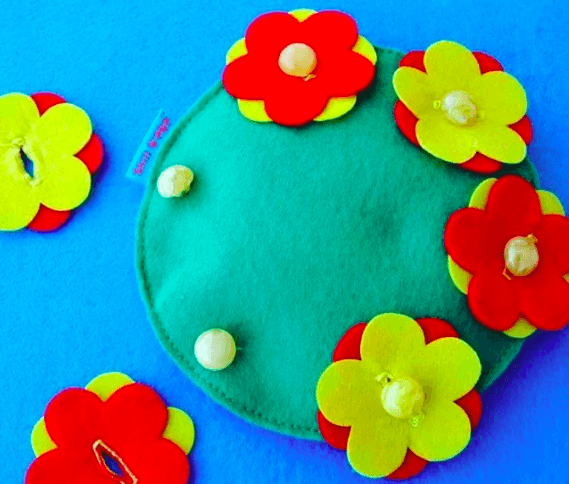 Игровое пособие из ткани с пуговицами и цветочками