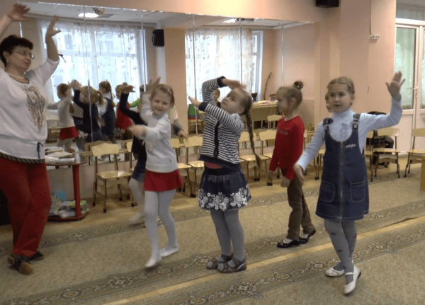 Дети на танцевальной физкультминутке