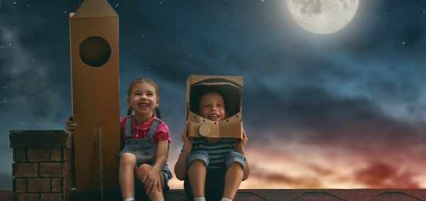 Мальчик и девочка играют в космонавтов