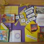 Лэпбук на фиолетом фоне с жёлтыми конвертами