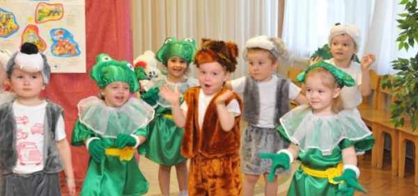 Дети в костюмах: два волка, медведь и девочки в костюмах лягушек
