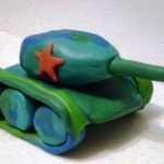 Зелёный танк с синими колёсами