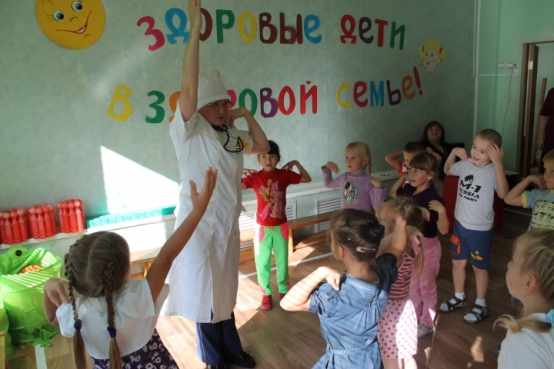 Дети играют с педагогом в докторском халате