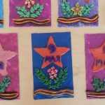 Выставка открыток со звездой, цветами и георгиевской лентой