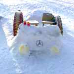 Легковой автомобиль из снега
