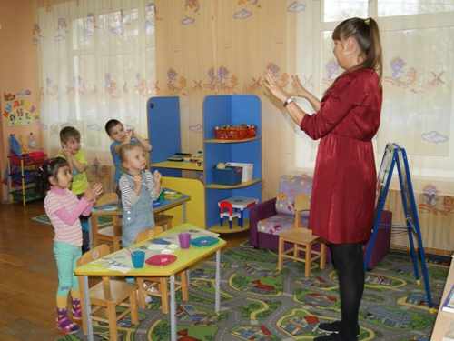 Воспитательница и дети стоя выполняют пальчиковую гимнастику